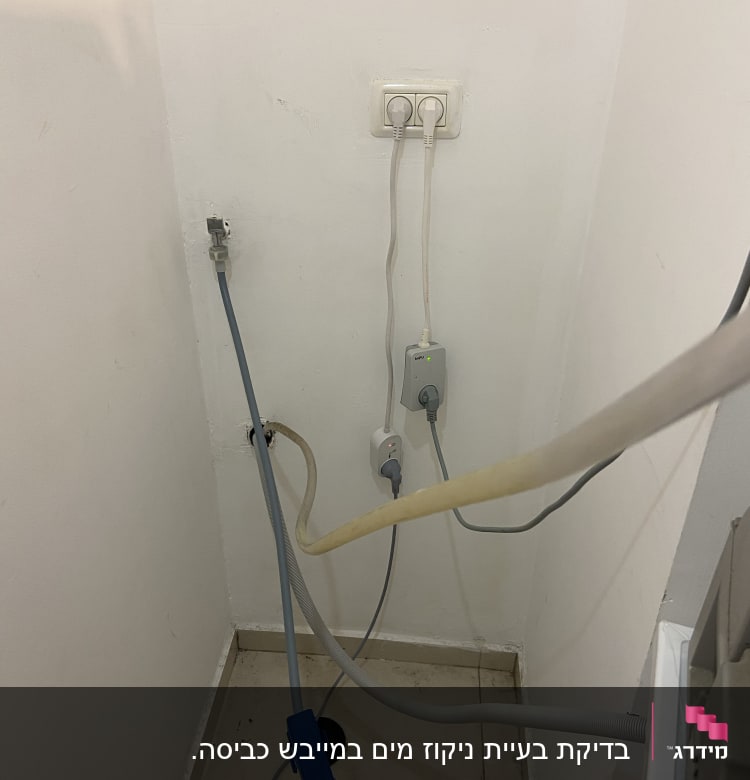 צינורות מים מחוברים לקיר עם שקעי חשמל